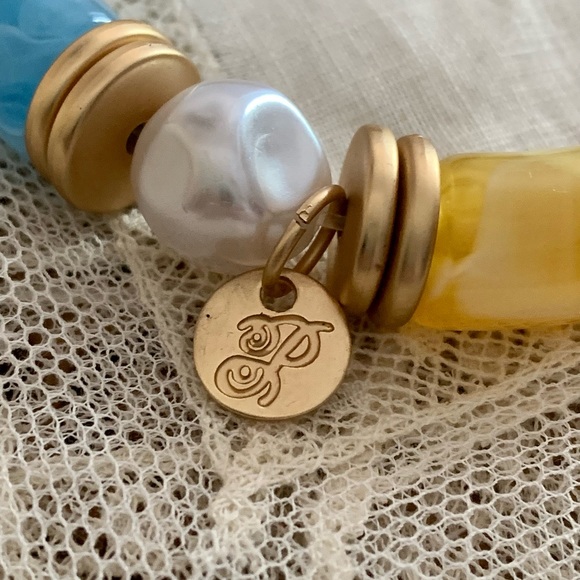 Matte Gold Metal Initial P Blue Yellow & Faux Pearl Stretch Bracelet Jewelry - Picture 3 of 5